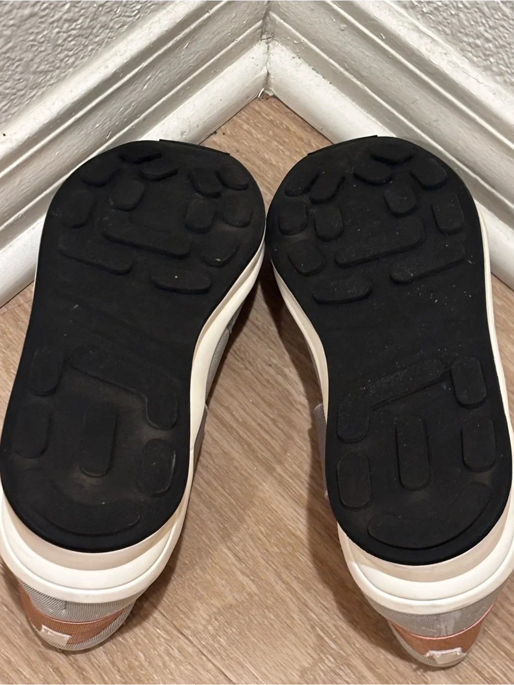 EYTYS Elastic Slip-On Colorblock Sneakers - Grey / Brown